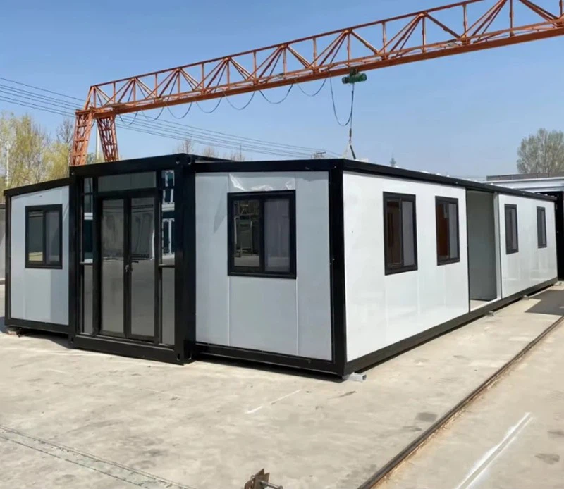 Vivienda modular blanca y negra