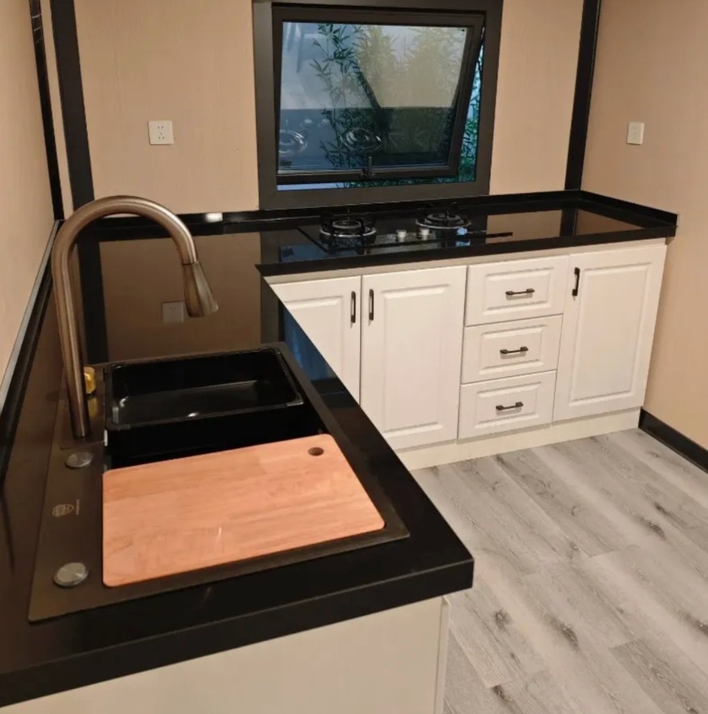 Cocina modular con mesada negra